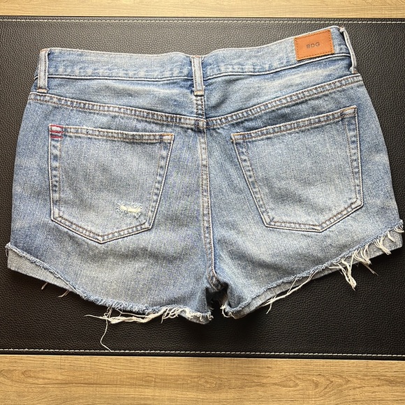 BDG TomGirl Distressed Shorts
Mid Rise, Button fly, Tom Girl - Picture 3 of 5